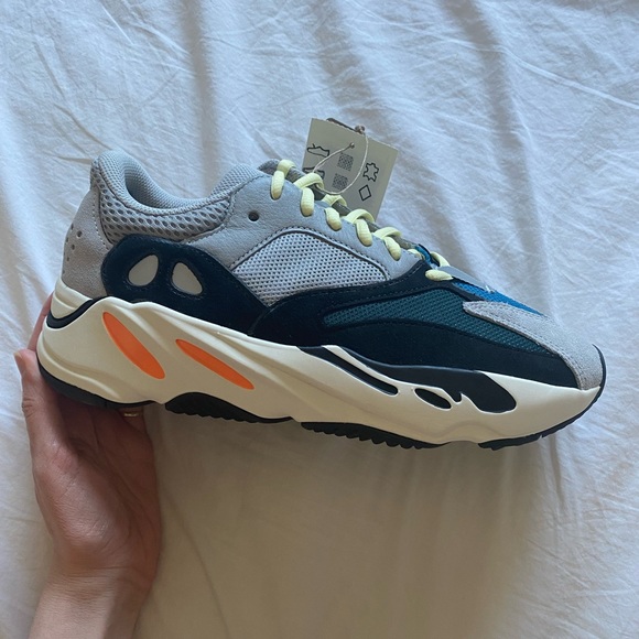 YEEZY 700 BOOST - Picture 3 of 8